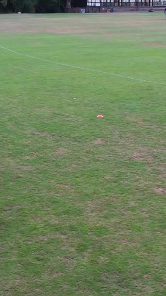 England Luton März 2023 Zeitlupenaufnahmen Junger Männer Beim Fußballspielen Stadtpark — Stockvideo
