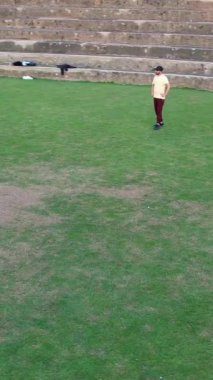 İngiltere, İngiltere, LUTON - 11 Mart 2023: Şehir parkında futbol oynayan gençlerin yavaş çekim görüntüleri 