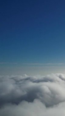 Dramatik Bulutların ve Gökyüzünün Güzel Zaman Hızı Görüntüsü