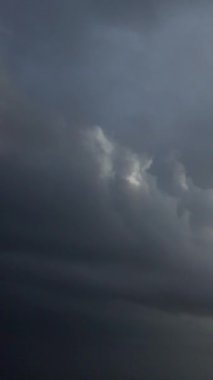 Dramatik Bulutların ve Gökyüzünün Güzel Zaman Hızı Görüntüsü