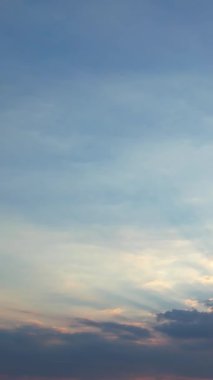 Dramatik Bulutların ve Gökyüzünün Güzel Zaman Hızı Görüntüsü