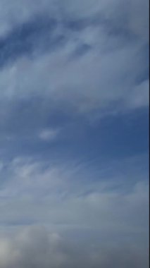 Dramatik Bulutların ve Gökyüzünün Güzel Zaman Hızı Görüntüsü