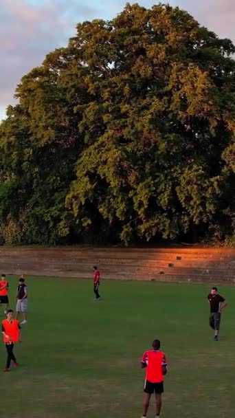 英格兰 2023年3月11日 年轻人在城市公园踢足球的慢镜头 — 图库视频影像