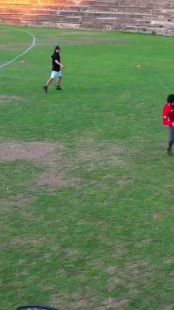 イギリス イギリス ルトン 2023年3月11日 シティパークでサッカーをしている若者のスローモーション映像 — ストック動画