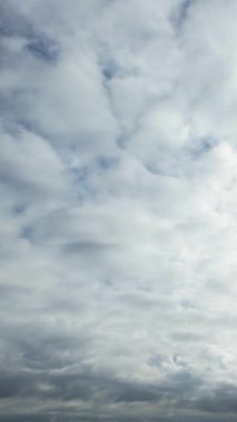 Dramatik Bulutların ve Gökyüzünün Güzel Zaman Hızı Görüntüsü