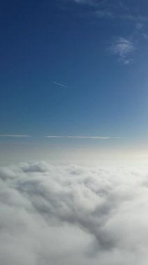 Dramatik Bulutların ve Gökyüzünün Güzel Zaman Hızı Görüntüsü