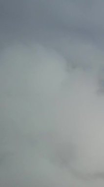 Dramatik Bulutların ve Gökyüzünün Güzel Zaman Hızı Görüntüsü