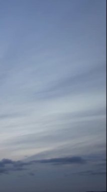 Dramatik Bulutların ve Gökyüzünün Güzel Zaman Hızı Görüntüsü