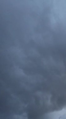 Dramatik Bulutların ve Gökyüzünün Güzel Zaman Hızı Görüntüsü