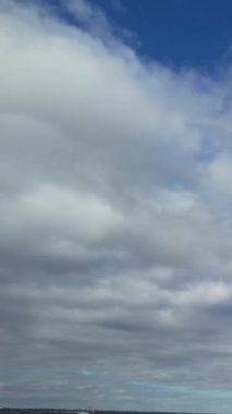Dramatik Bulutların ve Gökyüzünün Güzel Zaman Hızı Görüntüsü