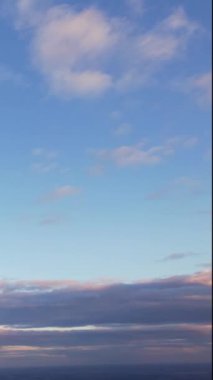 Dramatik Bulutların ve Gökyüzünün Güzel Zaman Hızı Görüntüsü