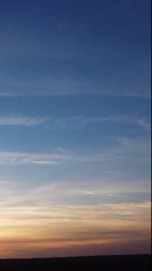 Dramatik Bulutların ve Gökyüzünün Güzel Zaman Hızı Görüntüsü