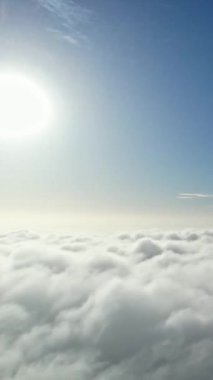 Dramatik Bulutların ve Gökyüzünün Güzel Zaman Hızı Görüntüsü