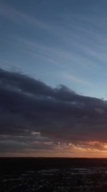 Dramatik Bulutların ve Gökyüzünün Güzel Zaman Hızı Görüntüsü