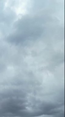 Dramatik Bulutların ve Gökyüzünün Güzel Zaman Hızı Görüntüsü