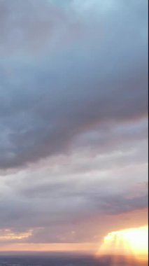 Dramatik Bulutların ve Gökyüzünün Güzel Zaman Hızı Görüntüsü