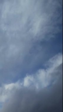 Dramatik Bulutların ve Gökyüzünün Güzel Zaman Hızı Görüntüsü