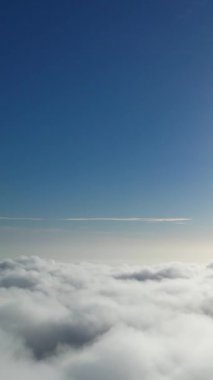 Dramatik Bulutların ve Gökyüzünün Güzel Zaman Hızı Görüntüsü
