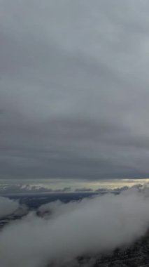 Dramatik Bulutların ve Gökyüzünün Güzel Zaman Hızı Görüntüsü