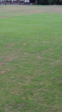 İngiltere, İngiltere, LUTON - 11 Mart 2023: Şehir parkında futbol oynayan gençlerin yavaş çekim görüntüleri 