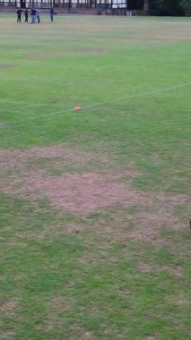 İngiltere, İngiltere, LUTON - 11 Mart 2023: Şehir parkında futbol oynayan gençlerin yavaş çekim görüntüleri 