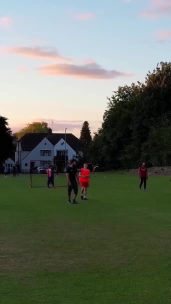 England Luton März 2023 Zeitlupenaufnahmen Junger Männer Beim Fußballspielen Stadtpark — Stockvideo