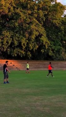 İngiltere, İngiltere, LUTON - 11 Mart 2023: Şehir parkında futbol oynayan gençlerin yavaş çekim görüntüleri 