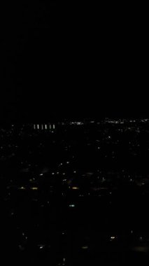 Aydınlanmış İngiliz Luton Kasabasının Günbatımından Hemen Sonra ve Gece Boyunca Hava Görüntüleri