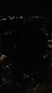 Aydınlanmış İngiliz Luton Kasabasının Günbatımından Hemen Sonra ve Gece Boyunca Hava Görüntüleri