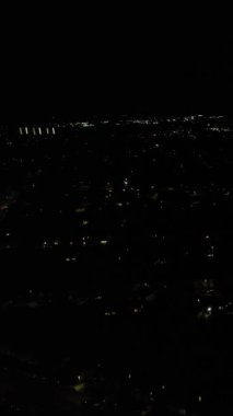 Aydınlanmış İngiliz Luton Kasabasının Günbatımından Hemen Sonra ve Gece Boyunca Hava Görüntüleri