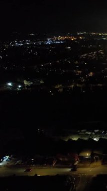Aydınlanmış İngiliz Luton Kasabasının Günbatımından Hemen Sonra ve Gece Boyunca Hava Görüntüleri