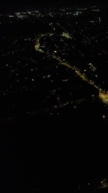 Aydınlanmış İngiliz Luton Kasabasının Günbatımından Hemen Sonra ve Gece Boyunca Hava Görüntüleri