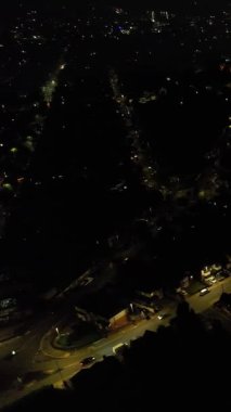 Aydınlanmış İngiliz Luton Kasabasının Günbatımından Hemen Sonra ve Gece Boyunca Hava Görüntüleri