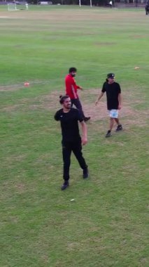 İngiltere, İngiltere, LUTON - 11 Mart 2023: Şehir parkında futbol oynayan gençlerin yavaş çekim görüntüleri 