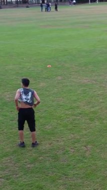 İngiltere, İngiltere, LUTON - 11 Mart 2023: Şehir parkında futbol oynayan gençlerin yavaş çekim görüntüleri 