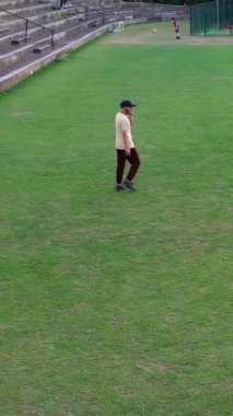 İngiltere, İngiltere, LUTON - 11 Mart 2023: Şehir parkında futbol oynayan gençlerin yavaş çekim görüntüleri 