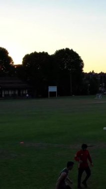 İngiltere, İngiltere, LUTON - 11 Mart 2023: Şehir parkında futbol oynayan gençlerin yavaş çekim görüntüleri 