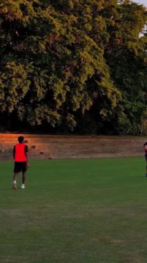 İngiltere, İngiltere, LUTON - 11 Mart 2023: Şehir parkında futbol oynayan gençlerin yavaş çekim görüntüleri 