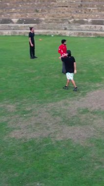 İngiltere, İngiltere, LUTON - 11 Mart 2023: Şehir parkında futbol oynayan gençlerin yavaş çekim görüntüleri 