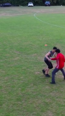 İngiltere, İngiltere, LUTON - 11 Mart 2023: Şehir parkında futbol oynayan gençlerin yavaş çekim görüntüleri 