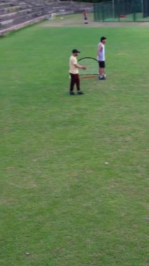 İngiltere, İngiltere, LUTON - 11 Mart 2023: Şehir parkında futbol oynayan gençlerin yavaş çekim görüntüleri 