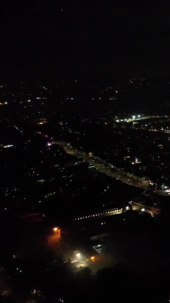 Nagranie Lotnicze Podświetlanego Brytyjskiego Luton Town Tuż Zachodzie Słońca Nocy — Wideo stockowe