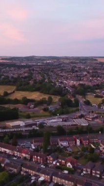 UK, ENGLAND, LUTON CITY - 23RD, MARCH 2022: tren istasyonunda. İngiliz şehrinde bulutlu bir gün.