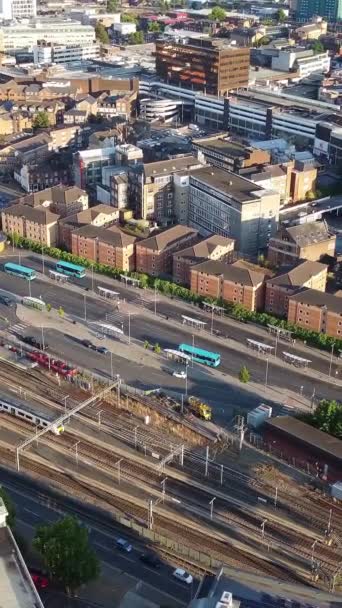 英格兰 吕顿市 23Rd 2022年3月 中央火车站的铁路列车 英国城市上空多云的一天 — 图库视频影像