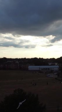 Güzel Yüksek Açılı Bulutlar ve Gökyüzünün Şehir Üzerindeki Gün Batımında Görüntüsü