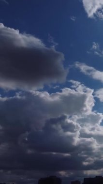 Güzel Yüksek Açılı Bulutlar ve Gökyüzünün Şehir Üzerindeki Gün Batımında Görüntüsü