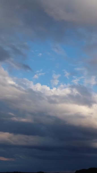 夕阳西下 戏剧化的云彩与天空的美丽高角影像 — 图库视频影像