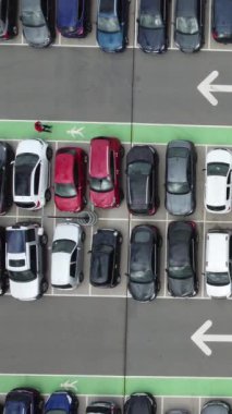 İngiltere 'nin Luton Town şehrinin merkezindeki bina ve çatı katındaki modern otoparkın yüksek açılı görüntüleri.