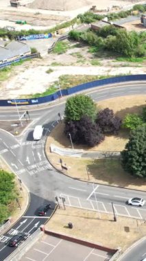 İngiltere, İngiltere, LUTON ŞEHRİ - 25 Eylül 2022: Merkez Tren İstasyonunda Tren. İngiliz şehrinde bulutlu bir gün.