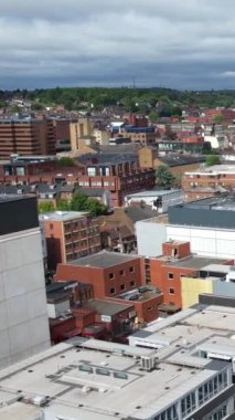 İngiltere, İngiltere, LUTON ŞEHRİ - 25 Eylül 2022: Merkez Tren İstasyonunda Tren. İngiliz şehrinde bulutlu bir gün.